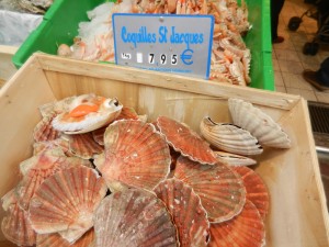 Fresh scallops at le Poissonerie